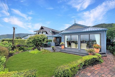 Photo of property in 123 Marine Parade, Eastbourne, Lower Hutt, 5013