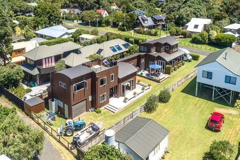 Photo of property in 17 Hahei Beach Road, Hahei, Whitianga, 3591