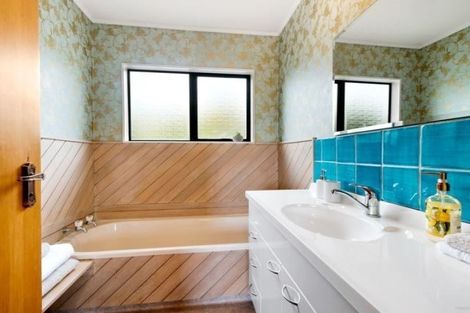 Photo of property in 2/13 Ocean View Road, Hillcrest, Auckland, 0627