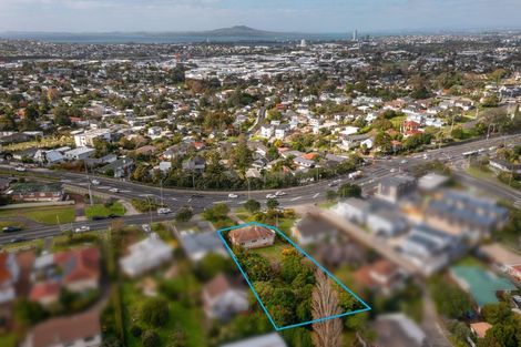 Photo of property in 518 Glenfield Road, Bayview, Auckland, 0629