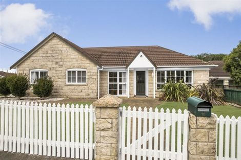 Photo of property in 2/10 Grande Vue Road, Hillpark, Auckland, 2102