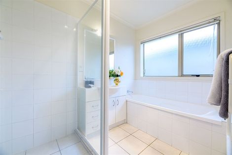 Photo of property in 16 Brookwood Drive, Henderson, Auckland, 0612