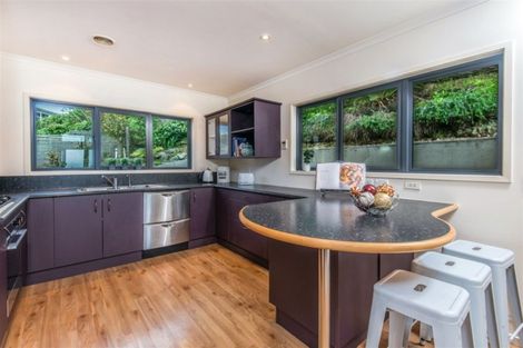 Photo of property in 9 Dress Circle, Newlands, Wellington, 6037