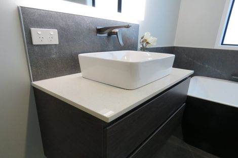 Photo of property in 2 Paapaka Way, Waiuku, 2123