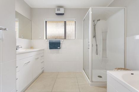 Photo of property in 10 Tanoa Place, Glendene, Auckland, 0602