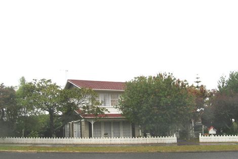 Photo of property in 24 Chelsea View Drive, Chatswood, Auckland, 0626