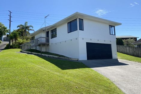 Photo of property in 82 Athena Drive, Totara Vale, Auckland, 0629