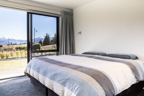 Photo of property in 31 Kirimoko Crescent, Wanaka, 9305