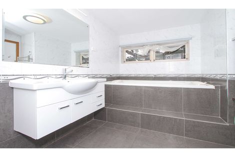 Photo of property in 24 Howard Road, Northcote, Auckland, 0627