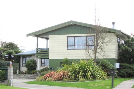 Photo of property in 15 Deakin Place, Clive, 4102