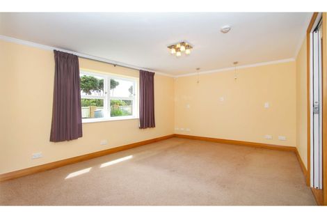 Photo of property in 24 Howard Road, Northcote, Auckland, 0627