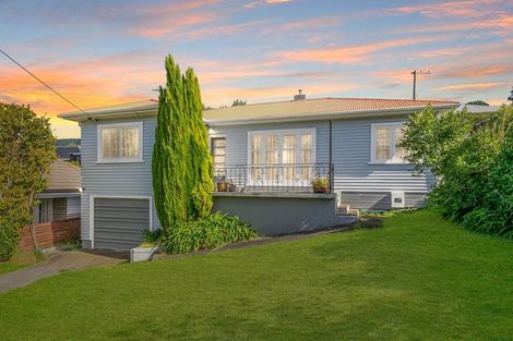 Photo of property in 33 Ranui Terrace, Tawa, Wellington, 5028