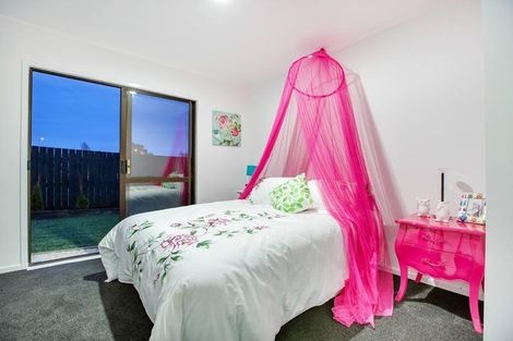 Photo of property in 2/27 Florence Daly Place, Mount Roskill, Auckland, 1041