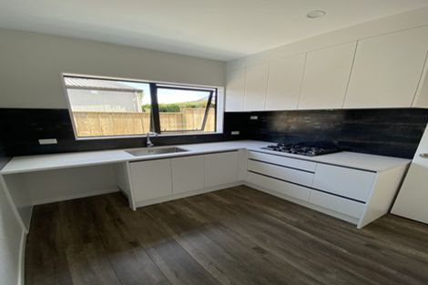 Photo of property in 32a Tupaki Place, Pakuranga Heights, Auckland, 2010