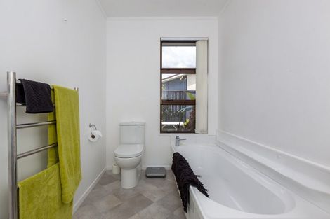 Photo of property in 15a Rosebank Grove, Waikanae, 5036