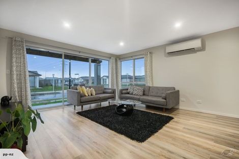 Photo of property in 5 Biplane Street, Takanini, 2112