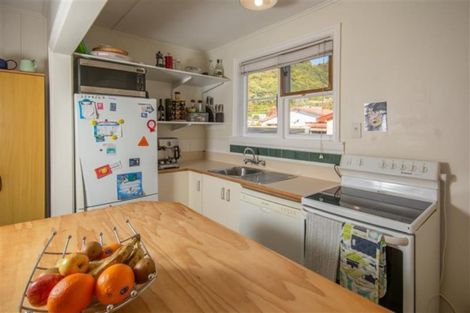 Photo of property in 27 Oxford Street, Picton, 7220