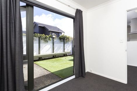 Photo of property in 4 Cliff View Drive, Green Bay, Auckland, 0604