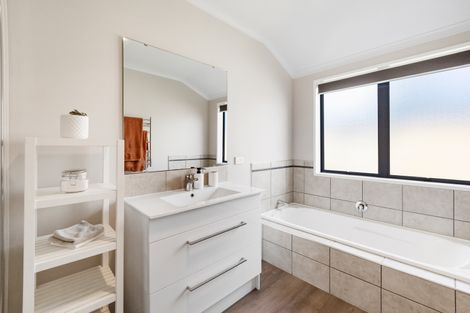 Photo of property in 49 Oaklands Drive, Cambridge, 3434