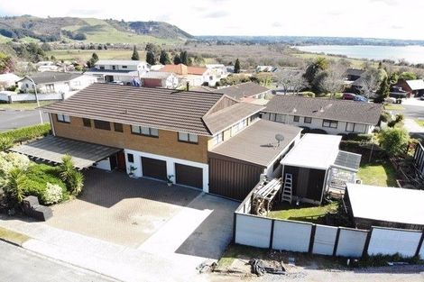 Photo of property in 2 Leo Place, Kawaha Point, Rotorua, 3010