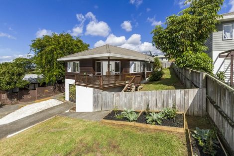 Photo of property in 2/13 Valecrest Place, Bayview, Auckland, 0629