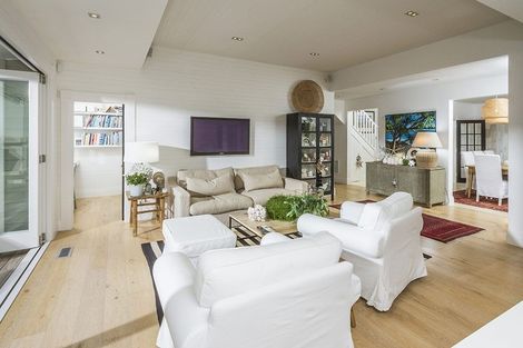 Photo of property in 10 Tiri Road, Milford, Auckland, 0620