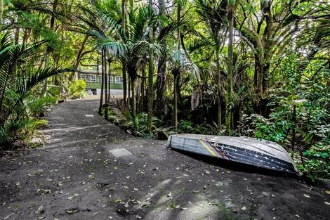 Photo of property in 323 Glenfield Road, Glenfield, Auckland, 0629