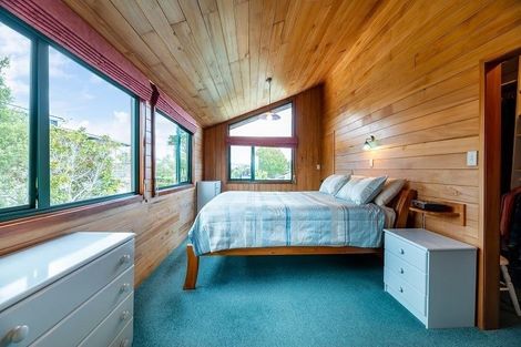 Photo of property in 8 Harrybrook Road, Green Bay, Auckland, 0604