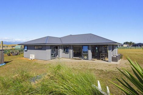 Photo of property in 21 Mowhia Grove, Waitarere, Levin, 5510