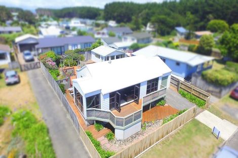 Photo of property in 4 Rangitane Grove, Waitarere Beach, Levin, 5510