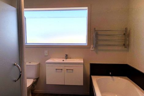 Photo of property in 90 Matipo Road, Te Atatu Peninsula, Auckland, 0610