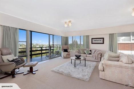 Photo of property in 15 Ravenwood Drive, Forrest Hill, Auckland, 0620