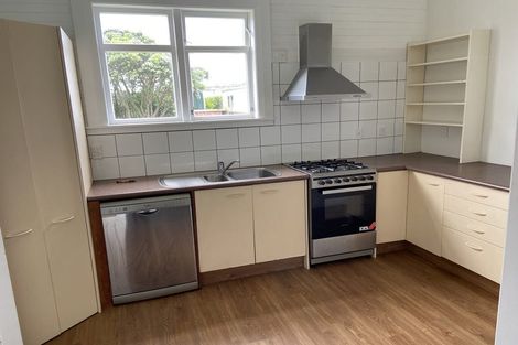 Photo of property in 94 Endeavour Street, Lyall Bay, Wellington, 6022