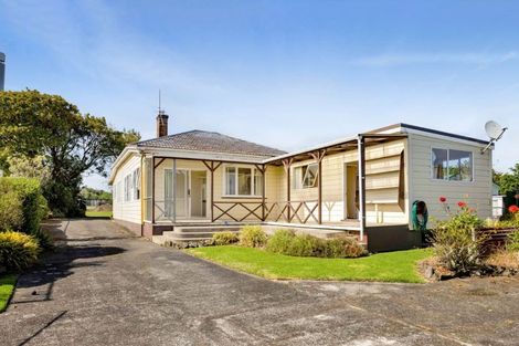 Photo of property in 16 Old South Road, Okato, 4335