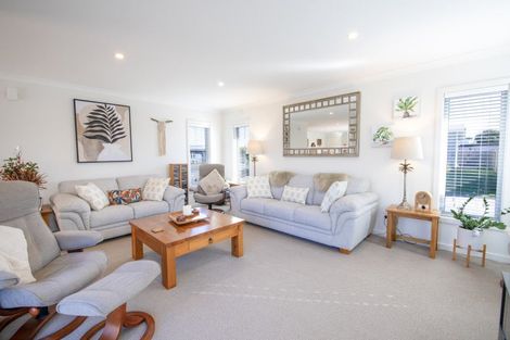 Photo of property in 2 Gregory Grove, Clive, 4102