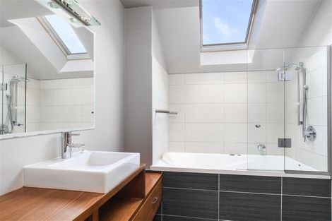 Photo of property in 17 Cornwall Street, Vauxhall, Dunedin, 9013