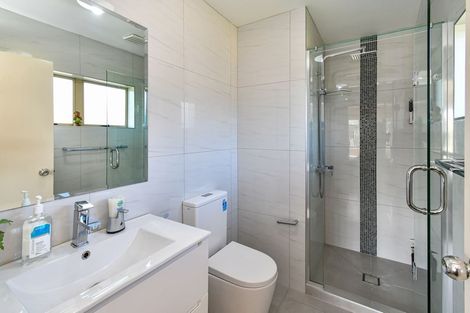 Photo of property in 1 Loughinisland Place, Weymouth, Auckland, 2103