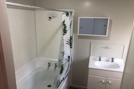 Photo of property in 51 Onewa Road, Northcote, Auckland, 0627