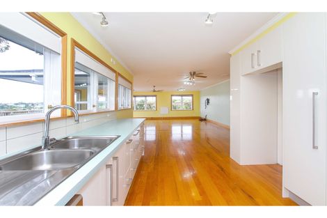 Photo of property in 24 Howard Road, Northcote, Auckland, 0627