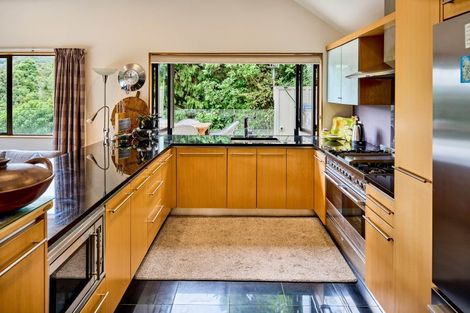 Photo of property in 9 Whiorau Grove, Lowry Bay, Lower Hutt, 5013