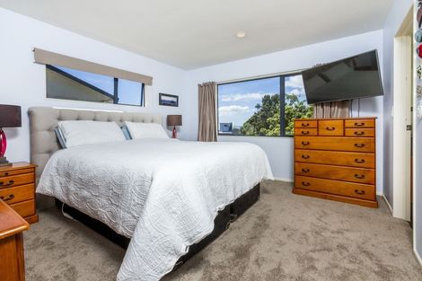 Photo of property in 2/982 East Coast Road, Northcross, Auckland, 0632