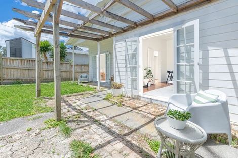 Photo of property in 3 Queen Mary Avenue, New Lynn, Auckland, 0600