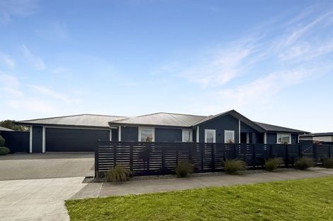 Photo of property in 53 Johnstone Drive, Fitzherbert, Palmerston North, 4410