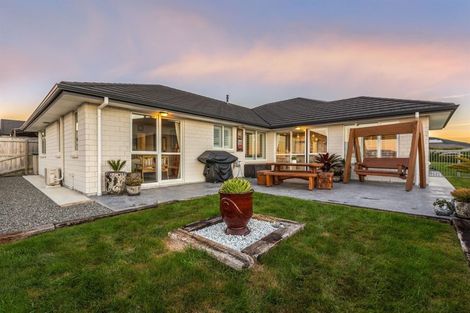 Photo of property in 86 Queen Charlotte Drive, Aotea, Porirua, 5024