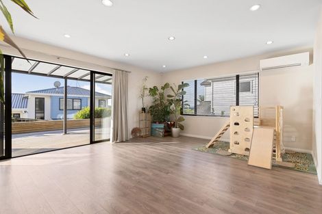 Photo of property in 11 Matisse Drive, West Harbour, Auckland, 0618