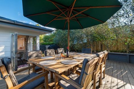 Photo of property in 1/6 Phillipa Place, Browns Bay, Auckland, 0630