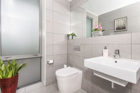 Photo of property in 6 Bendigo Grove, Newlands, Wellington, 6037