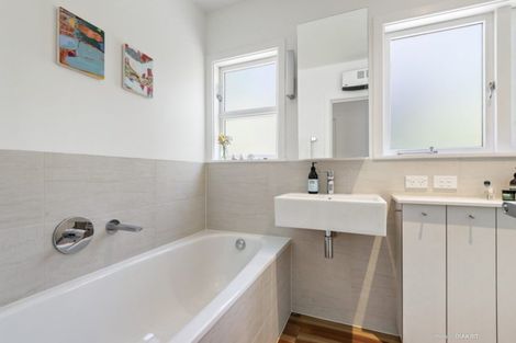 Photo of property in 4 Fortification Road, Karaka Bays, Wellington, 6022