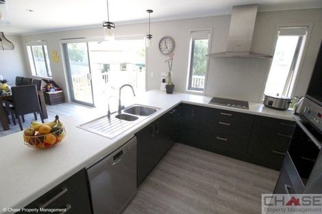 Photo of property in 16a Holiday Road, Stanmore Bay, Whangaparaoa, 0932