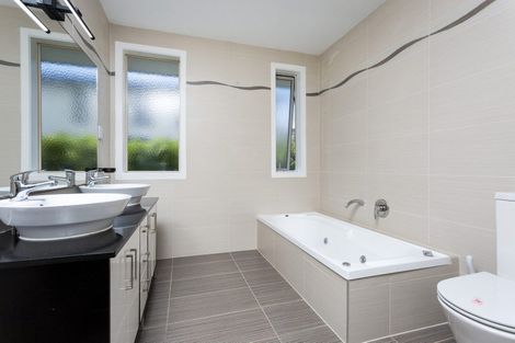 Photo of property in 8 Hornbill Drive, Fairview Heights, Auckland, 0632